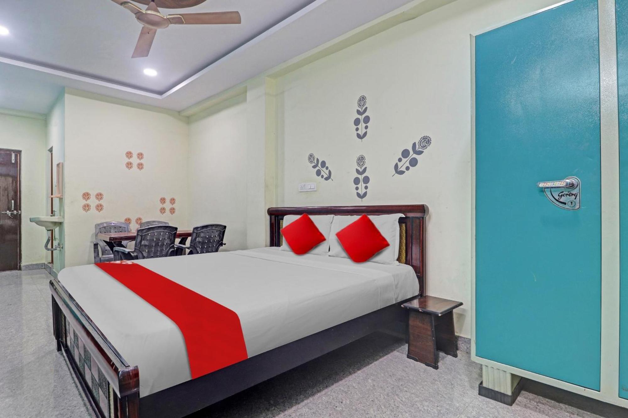 Oyo Flagship 81051 Sri Sai Manikanta Hotel Haiderabad Buitenkant foto